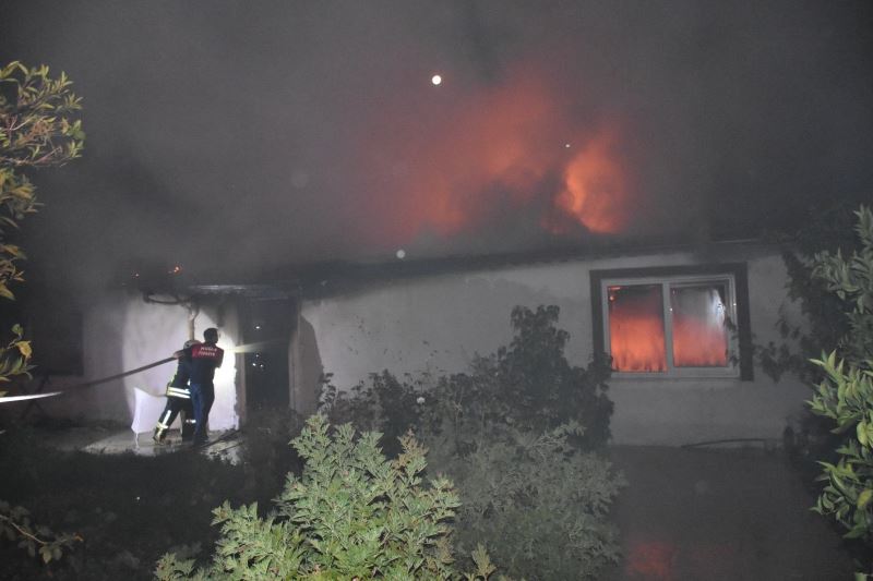 Ayrılmayı kabul etmeyen koca evi ateşe verdi
