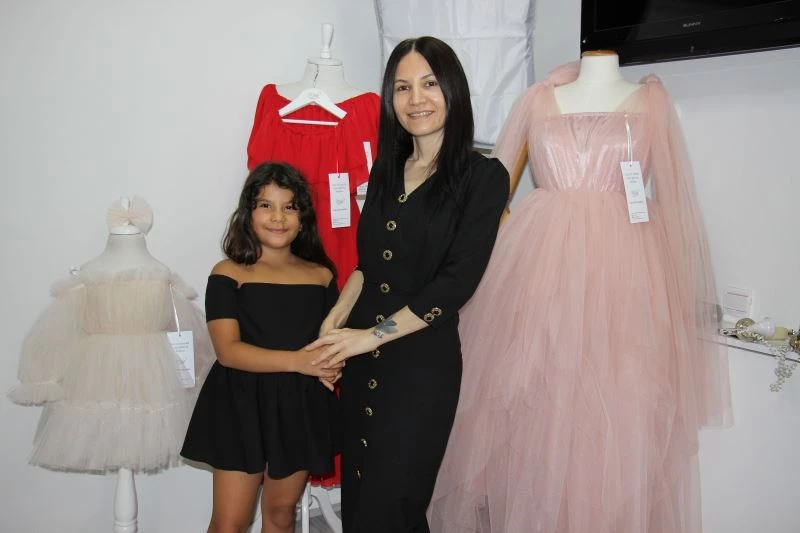 Kızı için diktiği elbise hayatını değiştirdi, şimdi dünyaya ihraç ediyor
