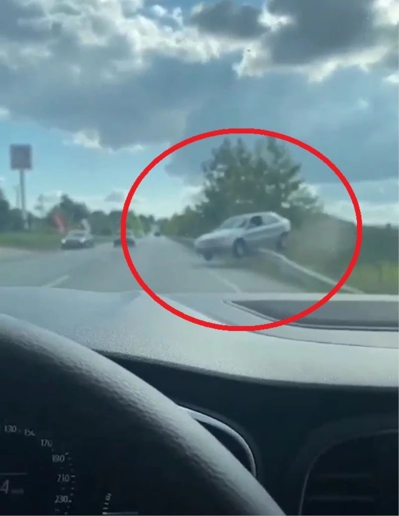 Kontrolden çıkan otomobil bariyerlerde asılı kaldı
