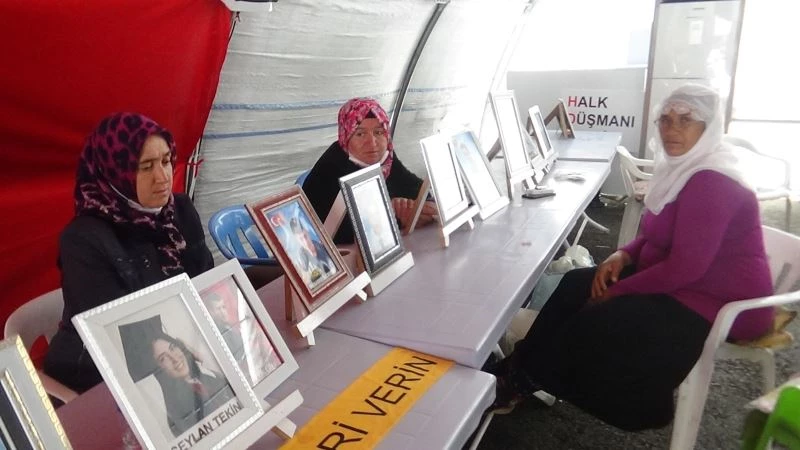 Evlat nöbetindeki aileler bayramda da evlatlarının yolunu gözlüyor
