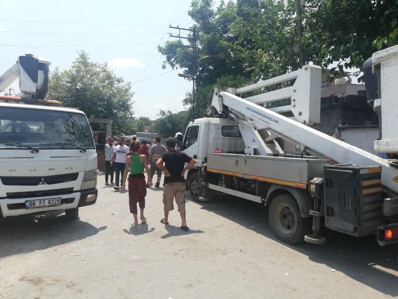 Elektrik direğinde feci ölüm
