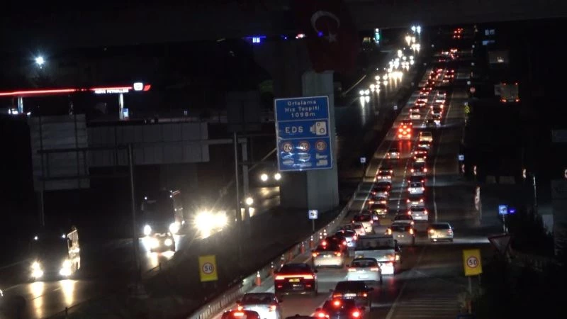 Tatilciler erken dönüşe geçti: 43 ilin geçiş güzergahında trafik yoğunluğu
