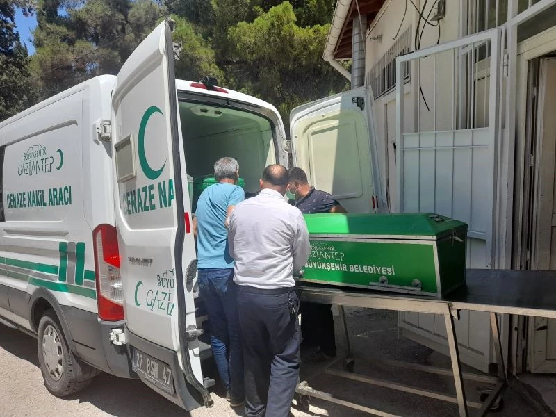 Oğlunun karıştığı kavgayı ayırmaya çalışırken öldürülen baba defnedildi
