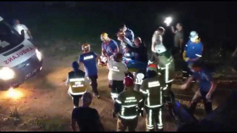 Kontrolden çıkan otomobil panelvana çarpıp su kanalına uçtu : 3’ü ağır 5 yaralı
