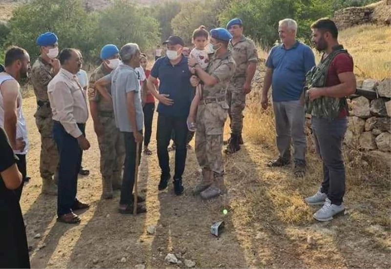 Mehmetçik, kayıp çocuğu bularak ailesine ikinci bayramı yaşattı
