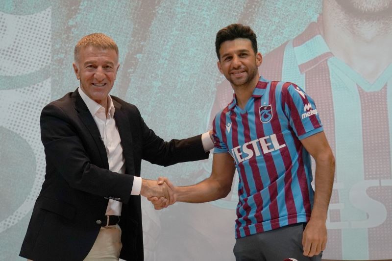 Trabzonspor İsmail Köybaşı için imza töreni düzenledi
