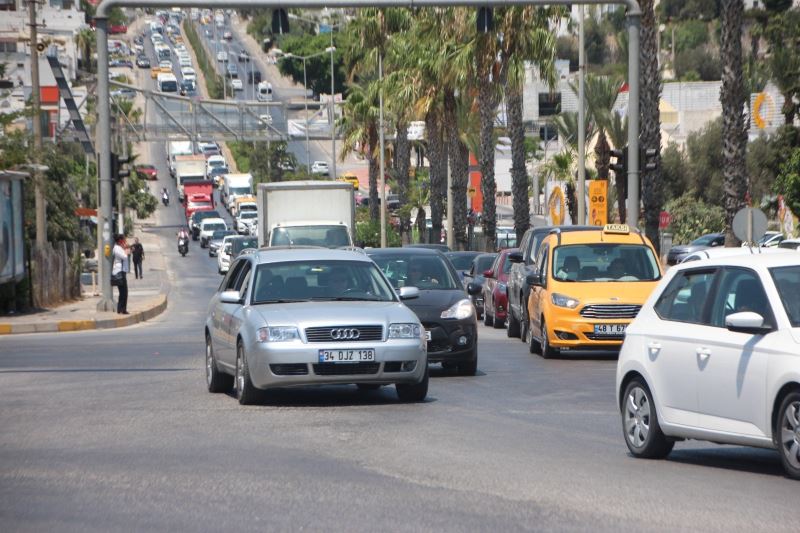 Bodrum’da kilometrelerce uzunlukta araç kuyruğu oluştu
