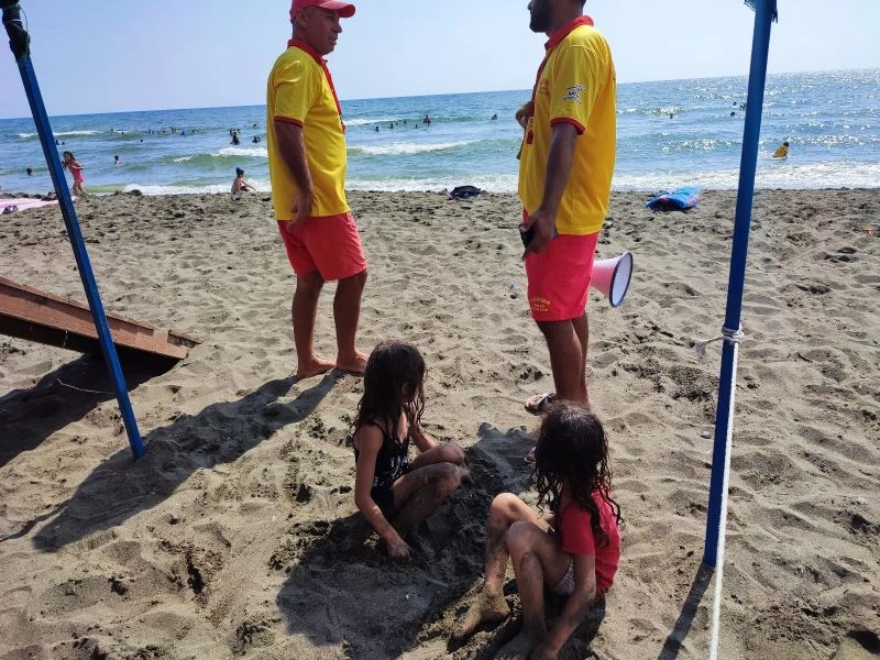 Kaybolan çocukları cankurtaranlar ailesine teslim etti
