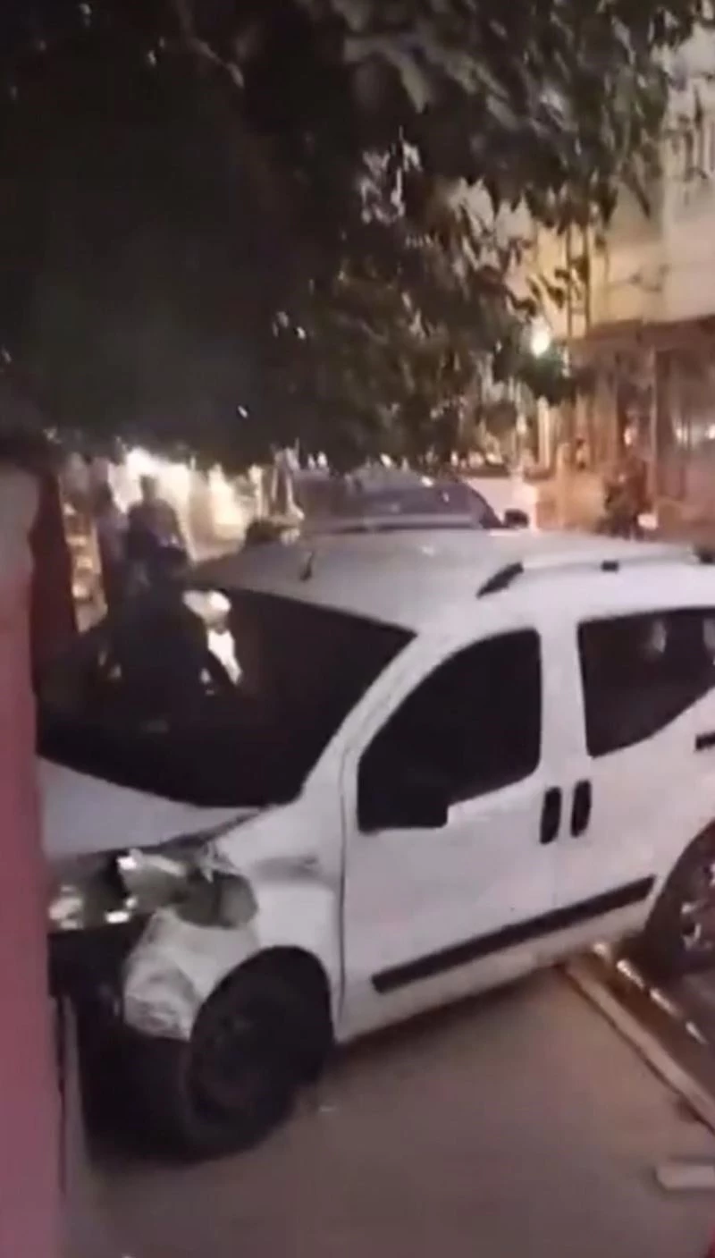 Batman’da hızını alamayan otomobil evin duvarına tosladı: 1 yaralı
