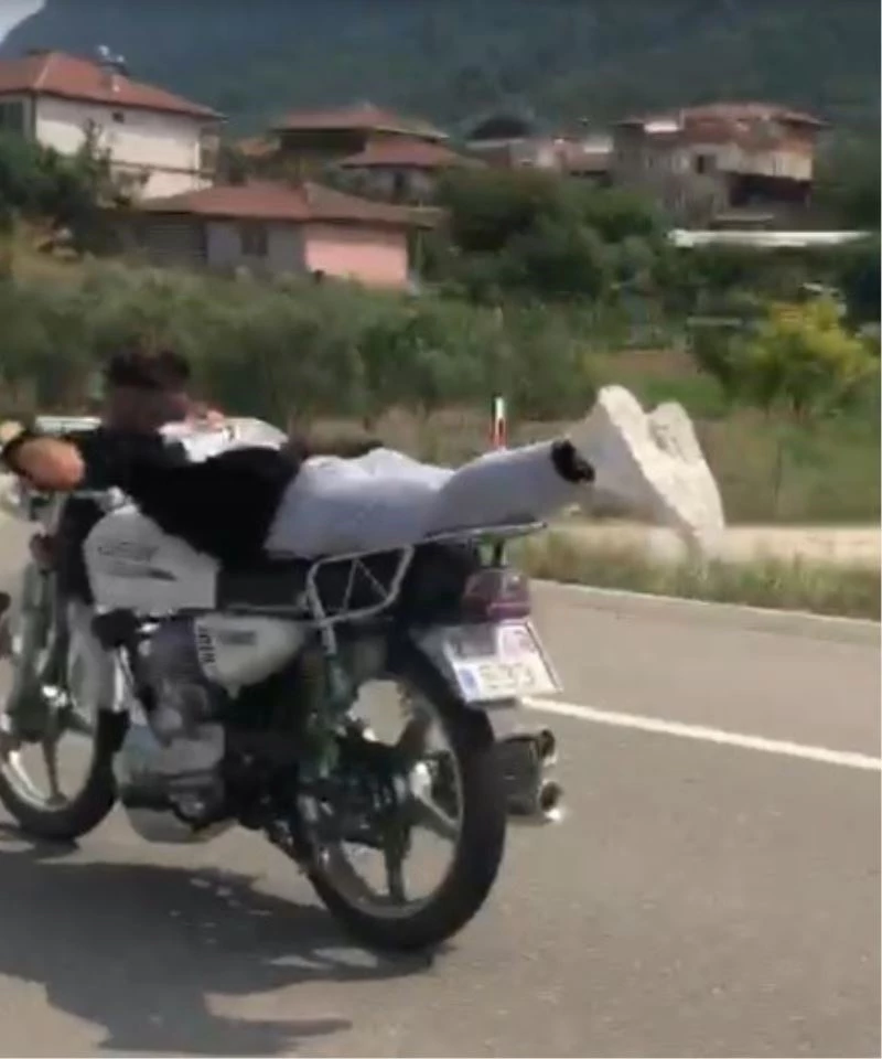 Motosiklet üzerine yatarak tehlikeli yolculuk
