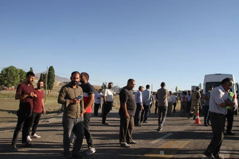 Bulanık’ta meydana gelen kazada 1 çocuk yaralandı, köylüler yol kapatma eylemi yaptı
