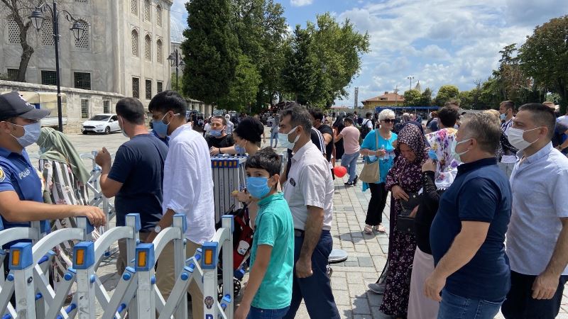 Ayasofya-i Kebir Camisi’nin ibadete açılmasının yıl dönümünde ziyaretçi akını
