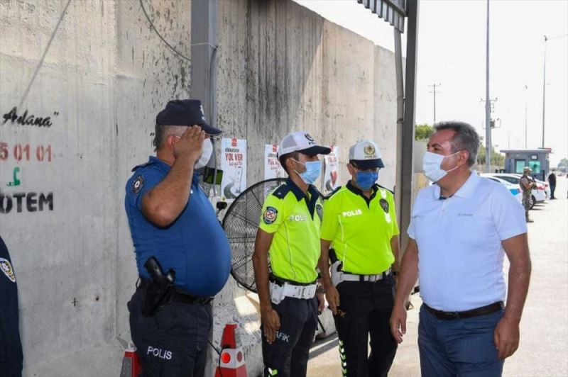 Adana Valisi Süleyman Elban, polis uygulama noktasını ziyaret etti