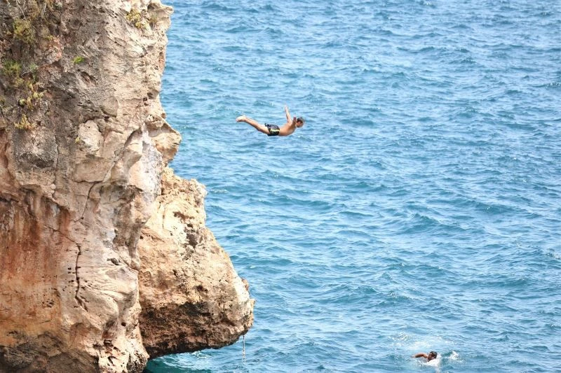 Şov uğruna dünyaca ünlü falezlere denizden iple tırmanıp ölüme davetiye çıkardılar
