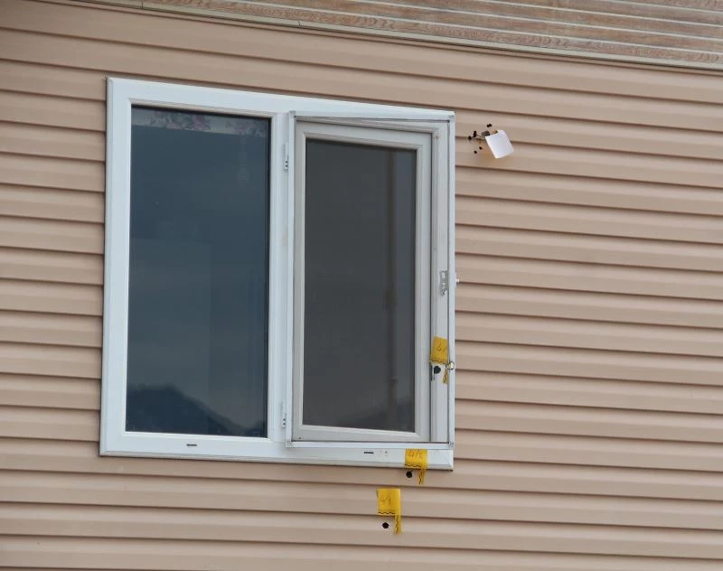 Öfkeli komşu tartıştığı komşusunun evine pompalıyla ateş etti, anne kolundan yaralandı, köpek katledildi
