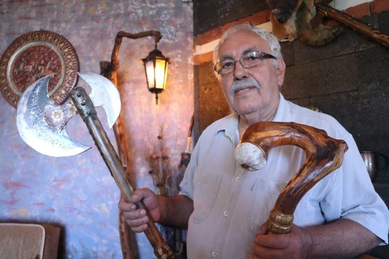 Çürümüş ağaç dallarını sanat eserine döndürüyor
