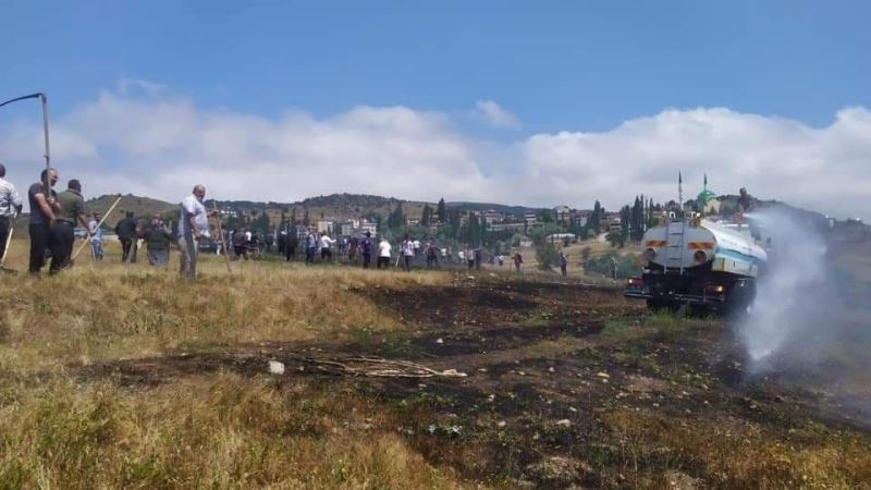 Mahalleli el ele verdi, 200 dönümlük araziyi yanmaktan kurtardı
