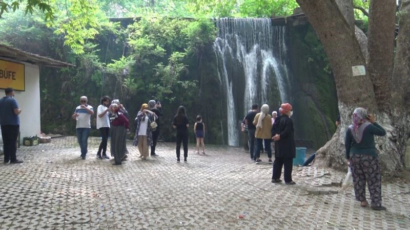 500 yıllık Zeyve Pazarı sıcaktan bunalanların gözde mekanı oldu
