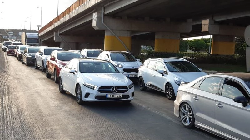 Tatilcilerin dönüş yolculuğunda uzun araç kuyrukları oluştu
