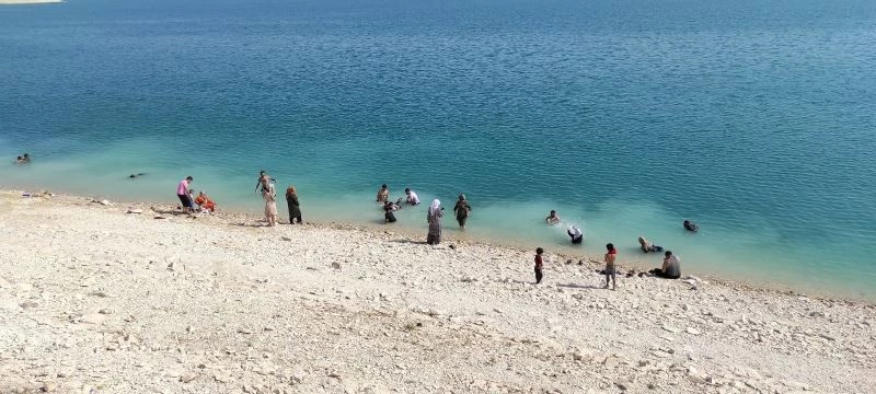 Artan boğulma vakalarına rağmen barajda serinlediler
