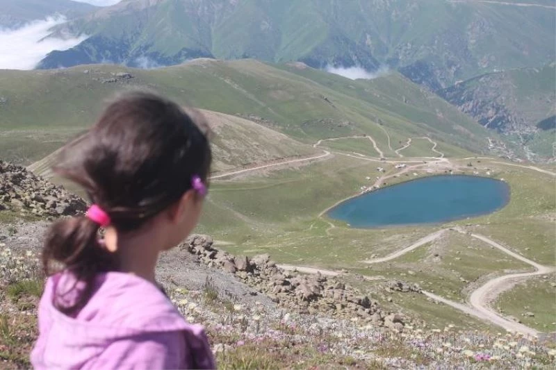 Zirvedeki krater gölleri büyülüyor
