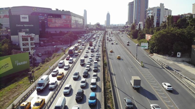 Bayram tatilinin sonlanmasıyla İstanbul’da oluşan trafik yoğunluğu havadan görüntülendi
