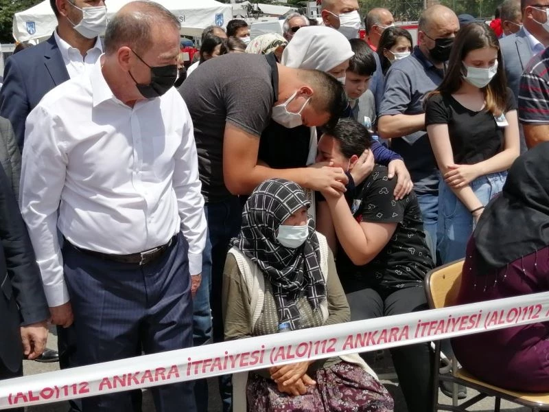 Görevi başında fenalaşarak hayatını kaybeden itfaiye eri Bayram Koç son yolculuğuna uğurlandı
