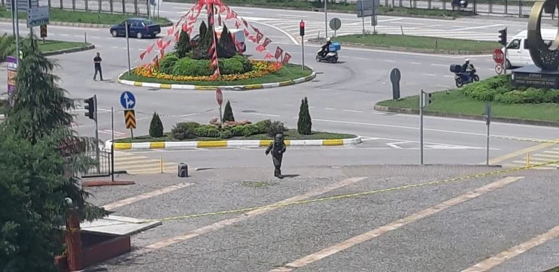 Giresun Valiliği yakınındaki şüpheli çanta fünye ile patlatıldı
