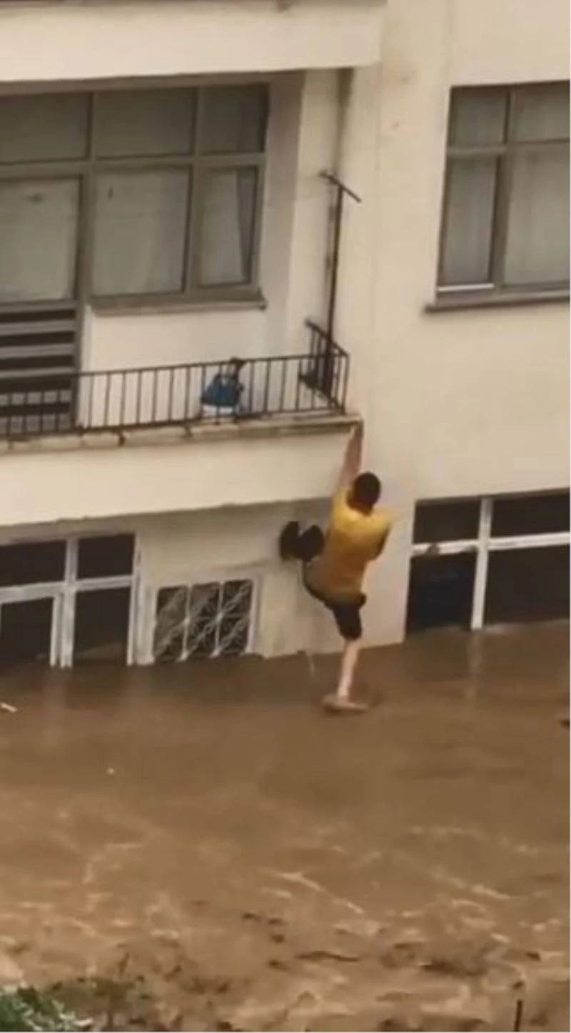 Evleri suyla dolan çift komşularının uzattığı ip yardımıyla hayata tutundu
