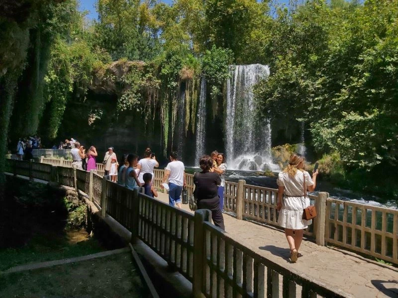 Düden Şelalesi bayramda 100 bin ziyaretçiyi ağırladı
