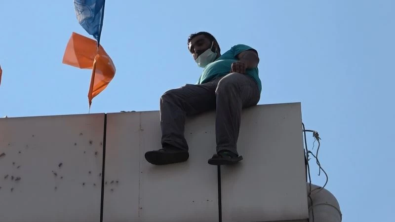 Daha evvel 49 kez çatıya çıkan şahıs bu sefer Bursa’da intihar şovu yaptı
