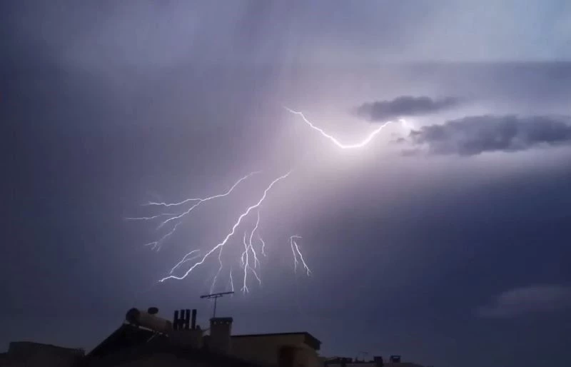 Samsun’da gecenin karanlığı şimşeklerle aydınlandı
