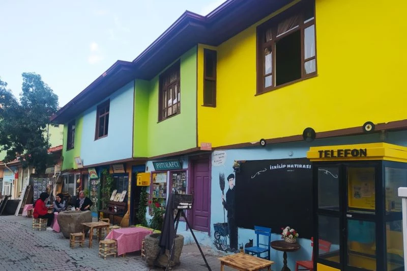 Bu sokak tarih kokuyor
