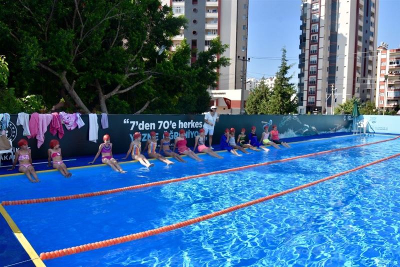 Mezitli’de portatif havuz açıldı
