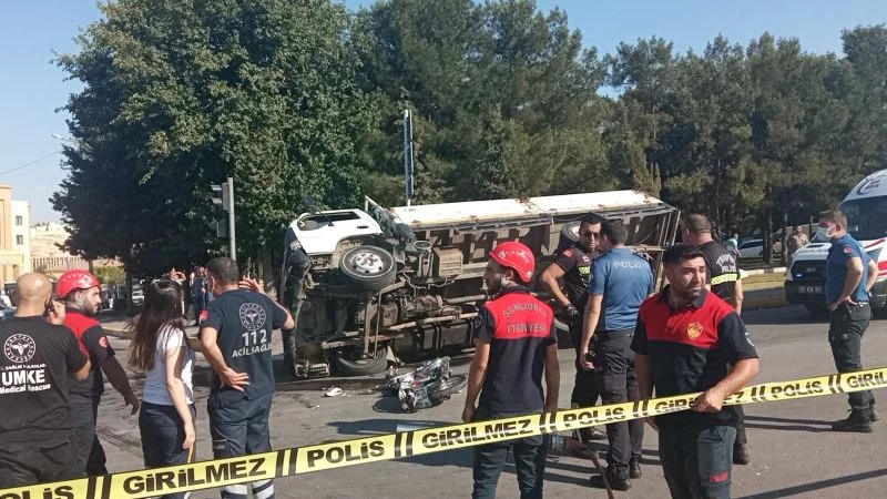 Meşrubat kamyoneti motosikletli çifte çarptı: 1 ölü, 2 yaralı
