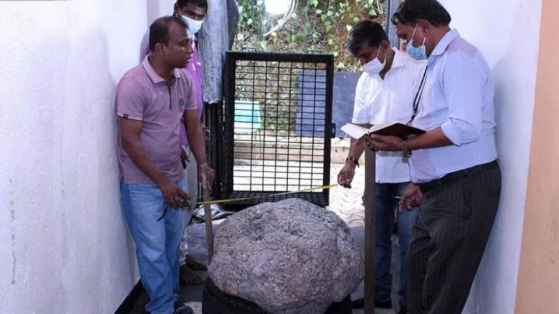 Sri Lankalı işçiler bahçede kuyu kazarken dünyanın en büyük safirini buldu
