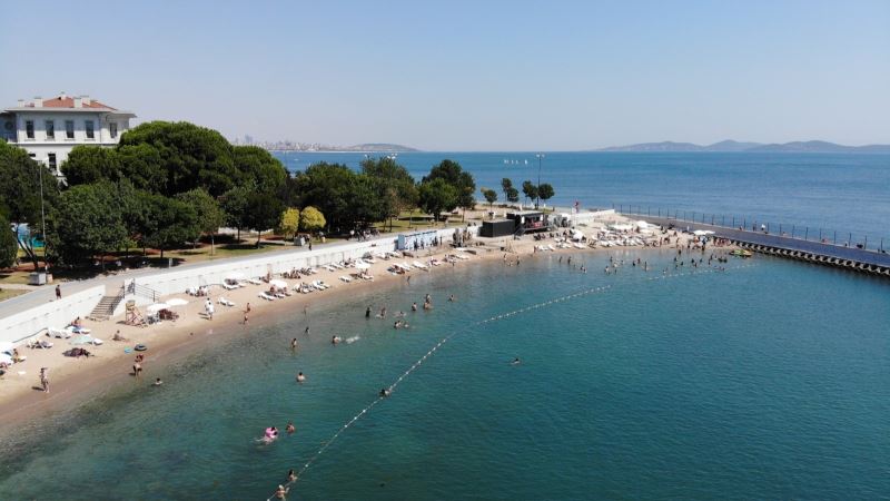 Sıcaktan bunalan vatandaşların denize girdiği Caddebostan plajı havadan görüntülendi
