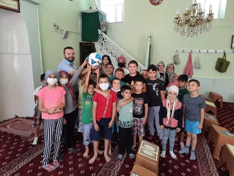 Hayırsever iş insanından Kur’an kursu öğrencilerine futbol topu hediyesi
