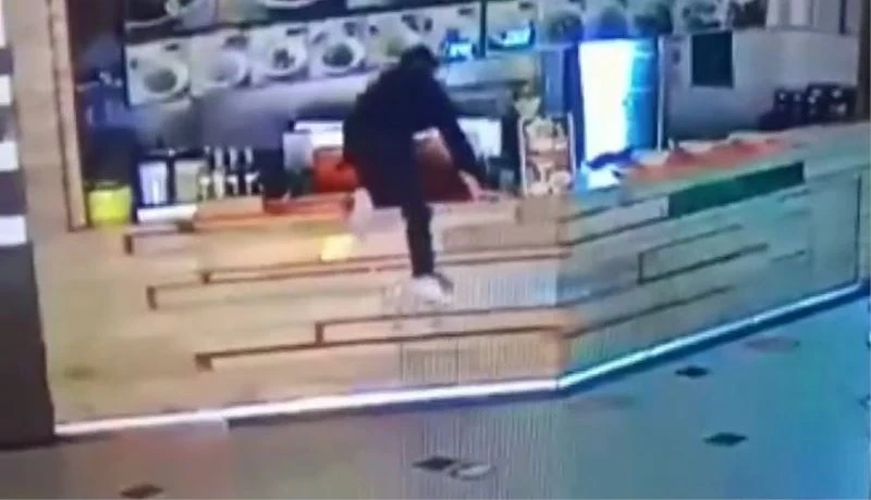 Tezgahın öbür tarafına atlayıp para çaldı: Soğukkanlı hırsız kamerada
