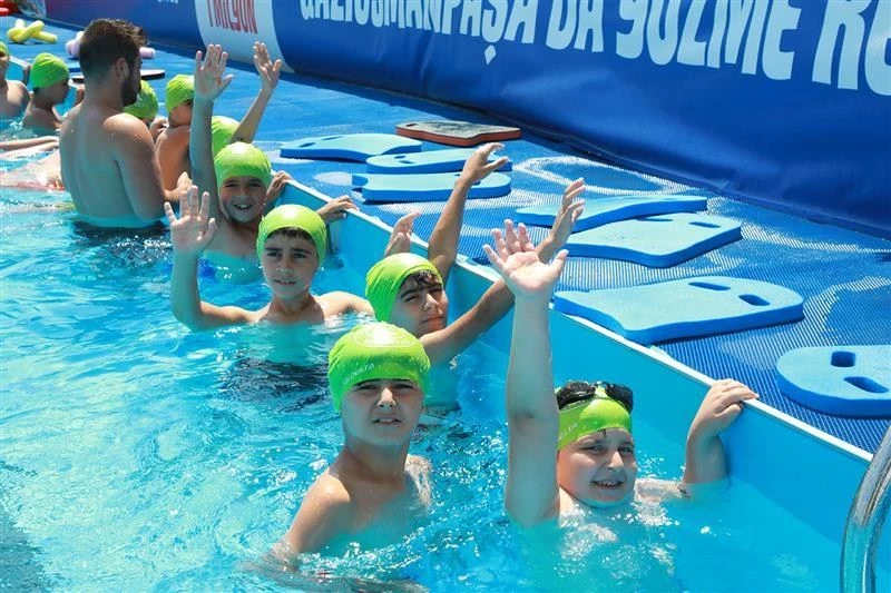 Gaziosmanpaşalı çocukların havuz keyfi

