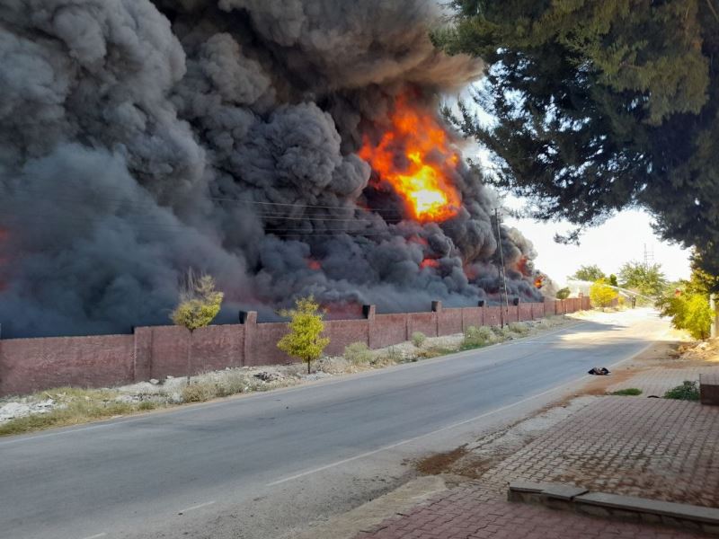 Yalıtım malzemeleri bulunan depoda yangın
