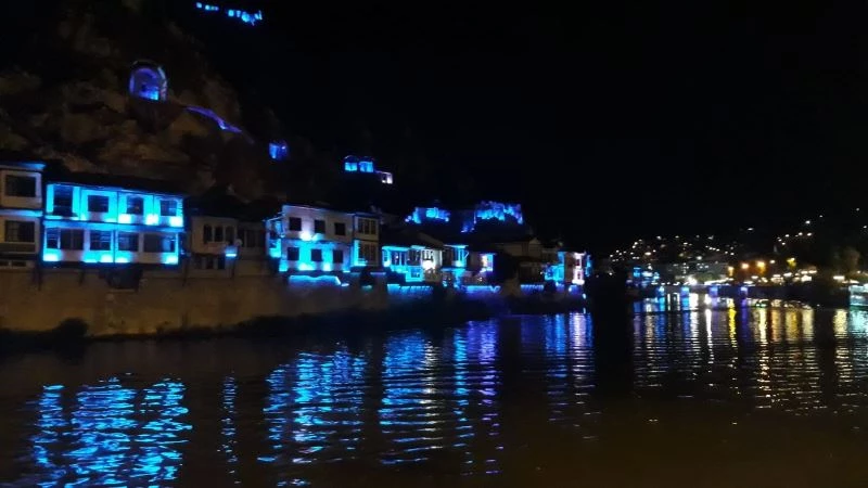 Amasya Kalesi ve Yalıboyu evleri maviye büründü
