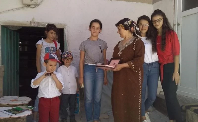 Kendisi okuyamadığı için kitapları topluyor çocuklara ulaştırıyor
