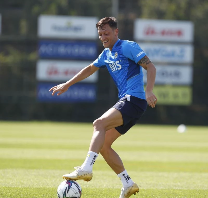 Fenerbahçe’de Serdar Aziz, Sinan Gümüş ve Mesut Özil takımla çalıştı
