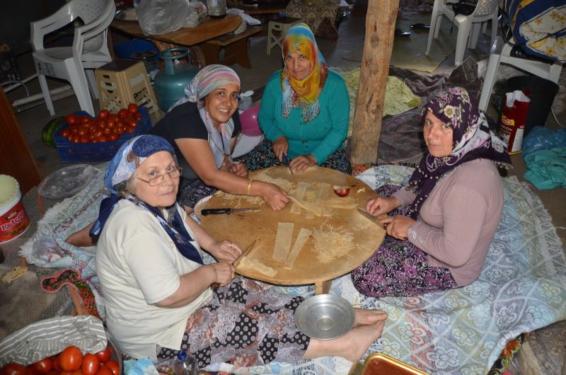 Unu süt ve yumurtayla hamur haline getirip ince ince kesiyor rüzgarda kurutuyorlar
