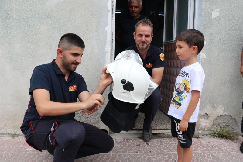 İtfaiyeciler 4,5 yaşındaki Batuhan’ın hayali için seferber oldu
