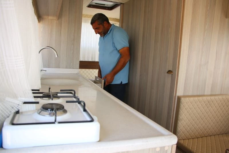 Atıl durumdaki aracı karavana dönüştürdü
