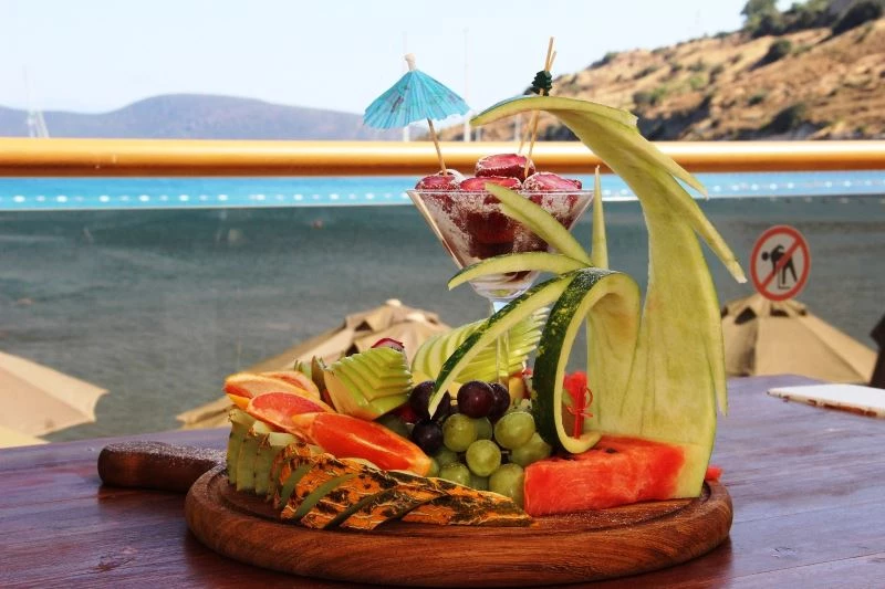 Meyve tabağını gören turistler gözlerine inanamıyor
