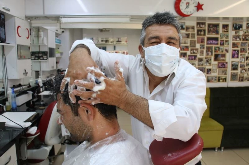 Aşısını olup gelene ücretsiz cilt bakımı ve masaj yapıyor
