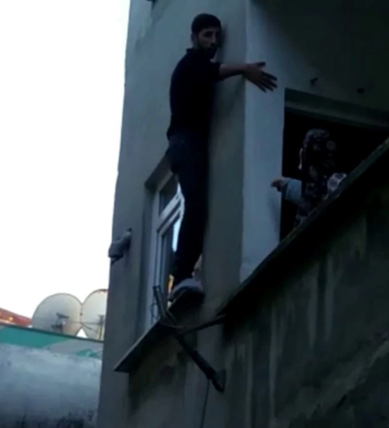 Pencerede mahsur kalan hırsız ev sahibine yalvardı
